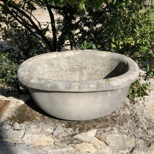 Pequena fonte antiga oval